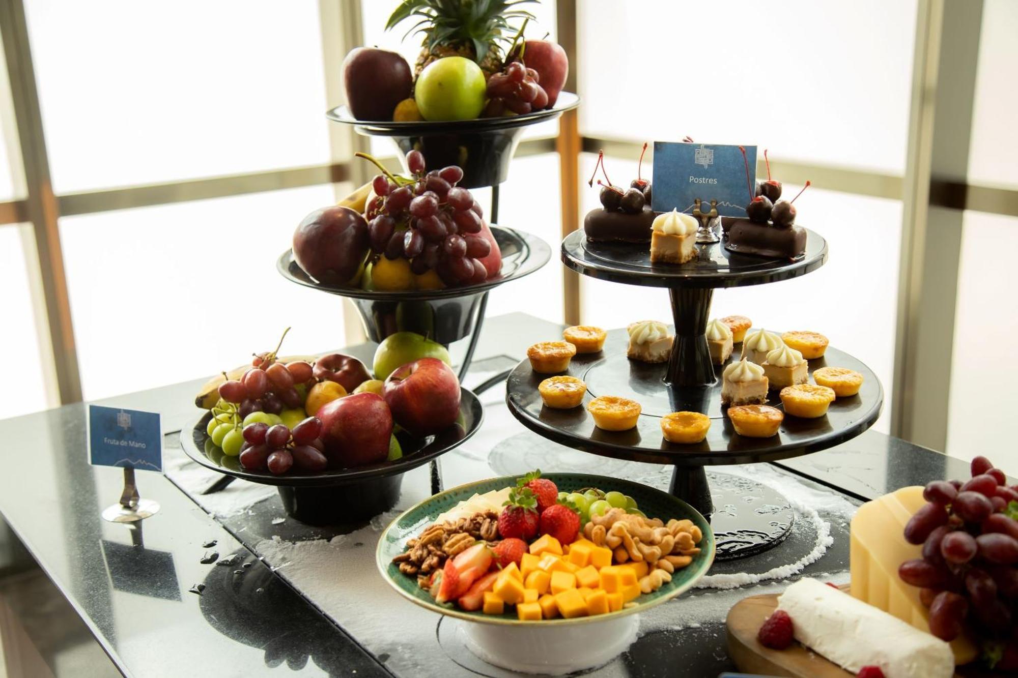 Camino Real Fashion Drive Monterrey Hotel San Pedro Garza Garcia Exterior photo A fruit and dessert buffet